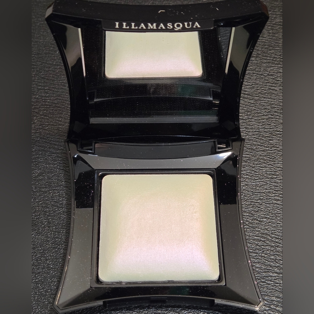 Gorgeous Illamasqua Beyond PowderHighlighter Daze